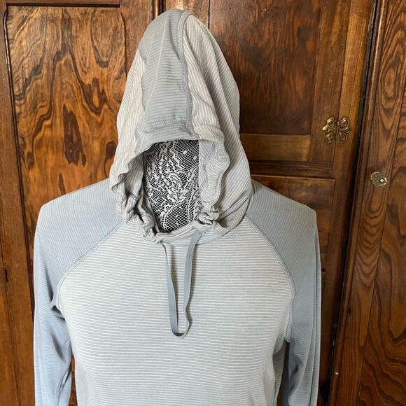 Under Armour Fitted Hoodie Long Sleeve Shirt | Size Medium - Picture 4 of 10